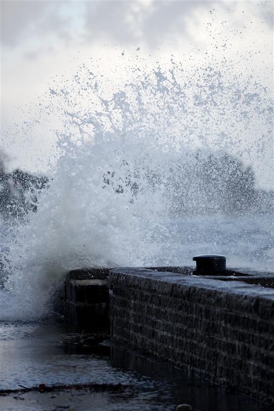 Stormende bølger der bryder ind over havnemole, - © Polfoto